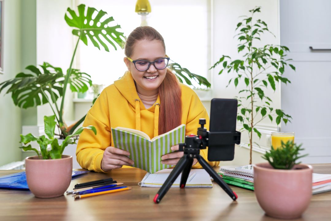 nastolatka ucząca się online